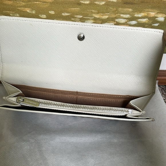 BURBERRY white wallet in good condition. Peeling on the edges. See photos. - Picture 6 of 9